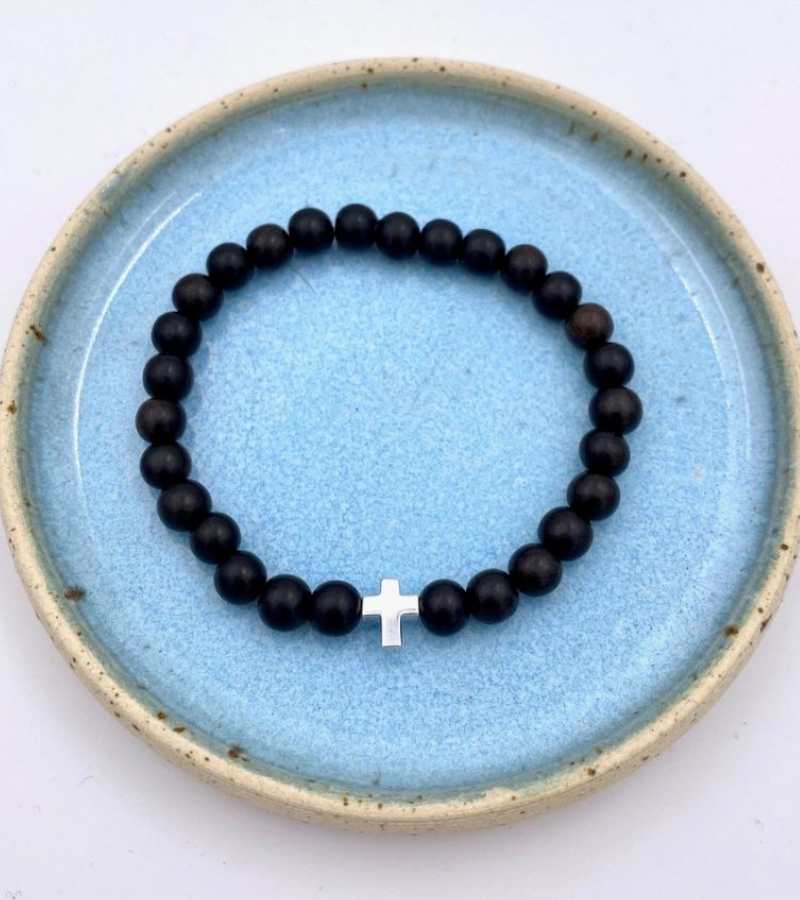Bygabay Armbaand Med Traeperler Og Soelvkors 21cm OnlyByGrace