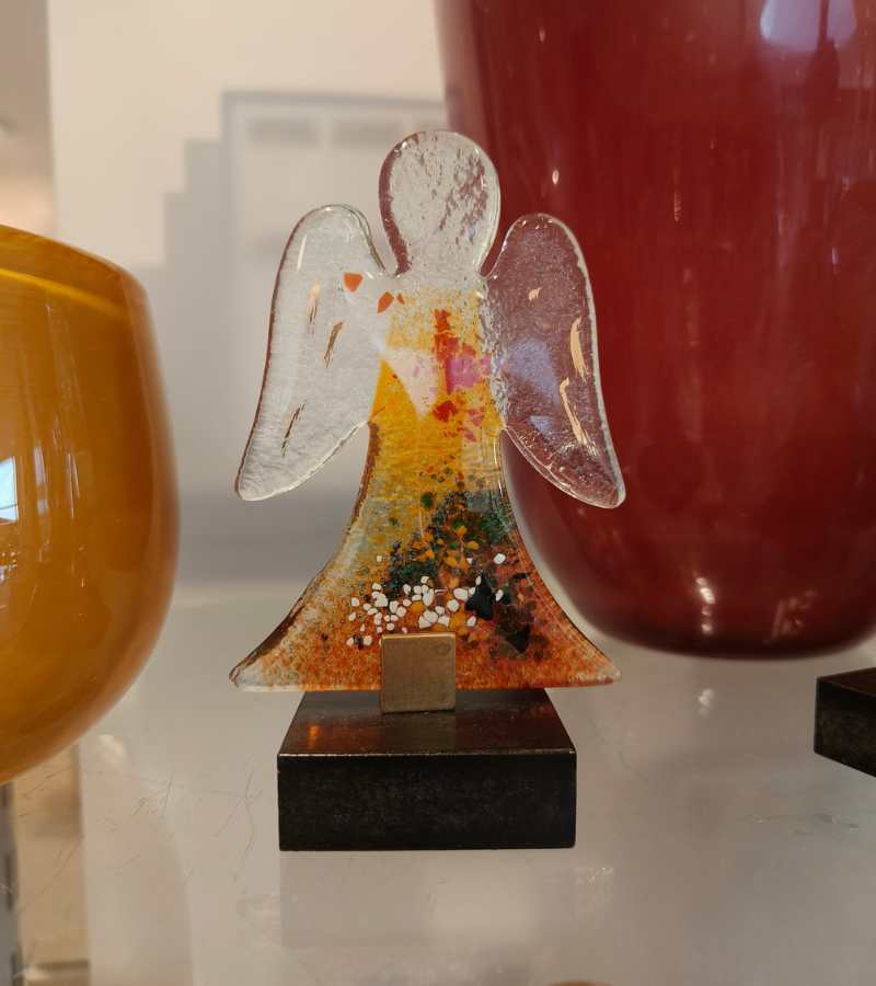 Maria Laach Roed og gul Glas Skulptur Af Engel OnlyByGrace