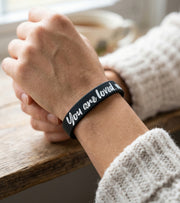 Silikone Armbånd: You Are Loved, Sort