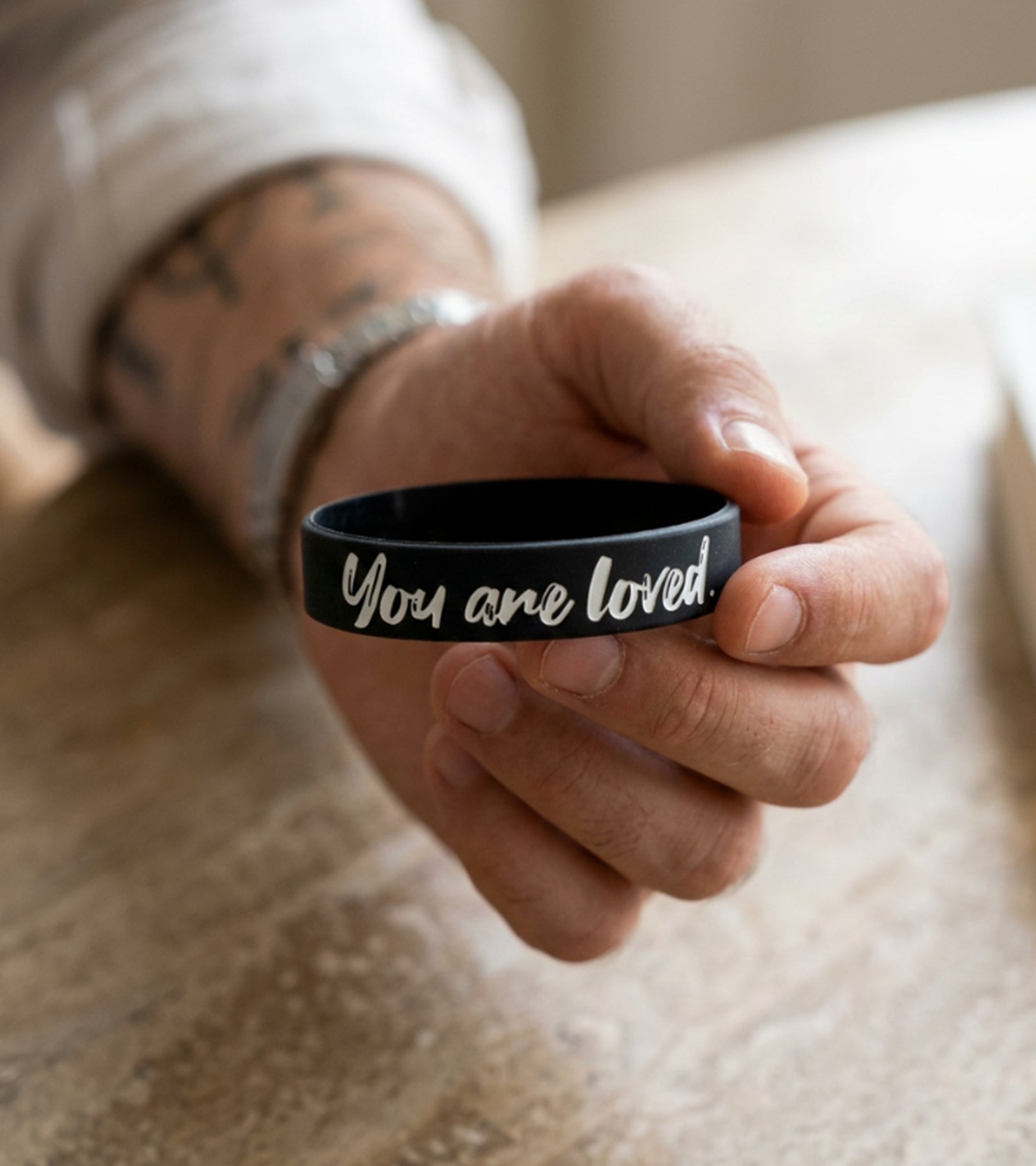 Silikone Armbånd: You Are Loved, Sort