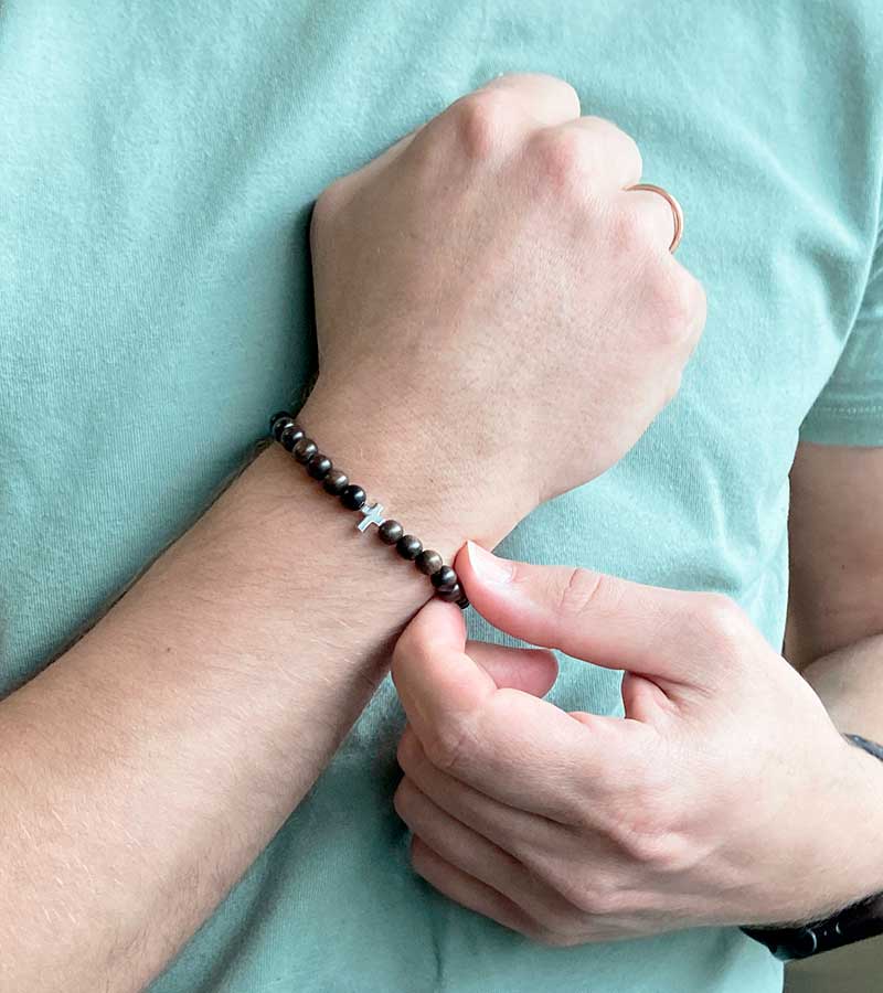 By Gabay Armbånd sorte træ perler kors OnlyByGrace