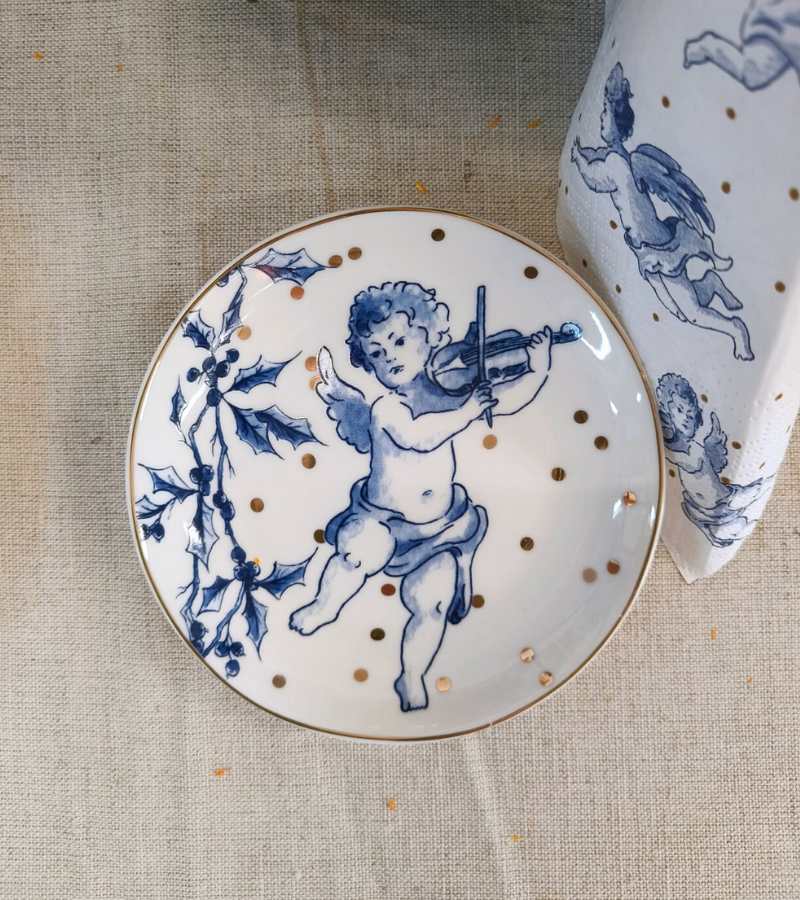 Kagetallerken 12 cm hvidt porcelæn med blå engle Onlybygrace