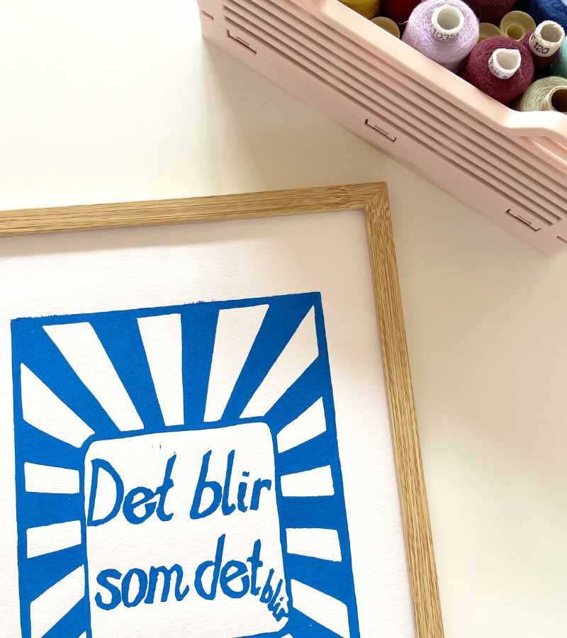Linoleumstryk det blir som det blir blå a4 stor OnlyByGrace