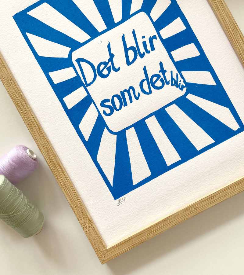 Linoleumstryk det blir som det blir blå a4 stor OnlyByGrace