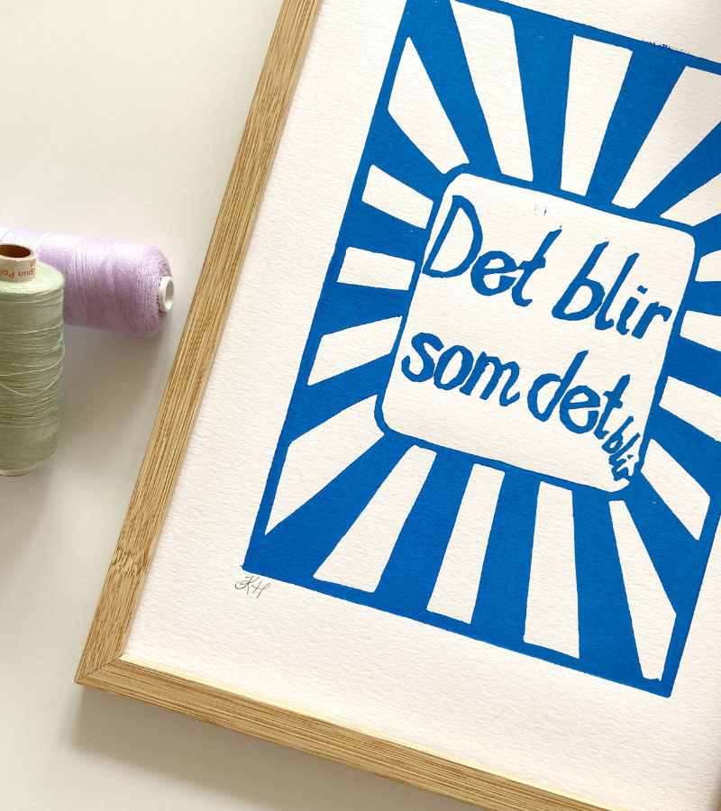 Linoleumstryk det blir som det blir blå a4 stor OnlyByGrace
