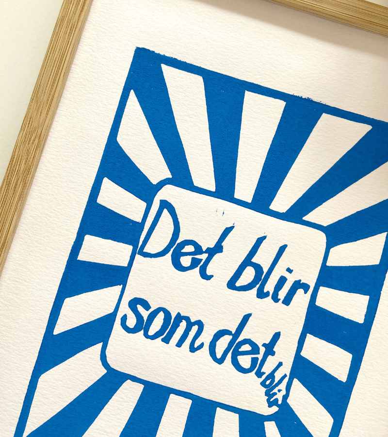 Linoleumstryk det blir som det blir blå a4 stor OnlyByGrace