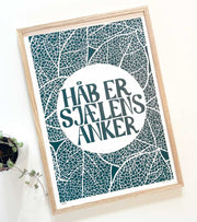 Linoleumstryk haab er sjaelens anker A3 moerkegroen OnlyByGrace