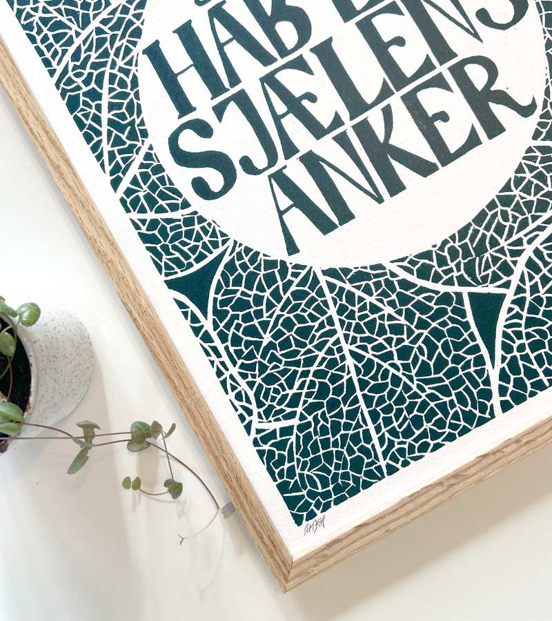 Linoleumstryk haab er sjaelens anker A3 moerkegroen OnlyByGrace
