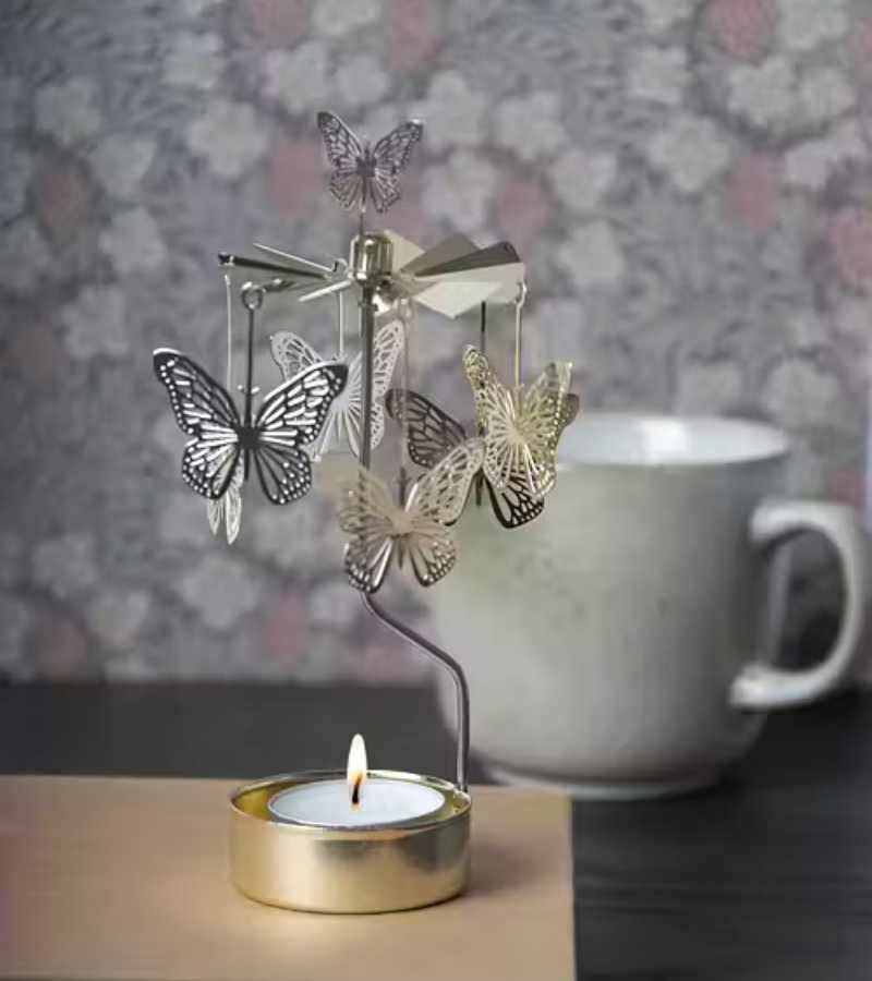 Lysspil-Med-Sommerfugle-Guld-OnlyByGrace