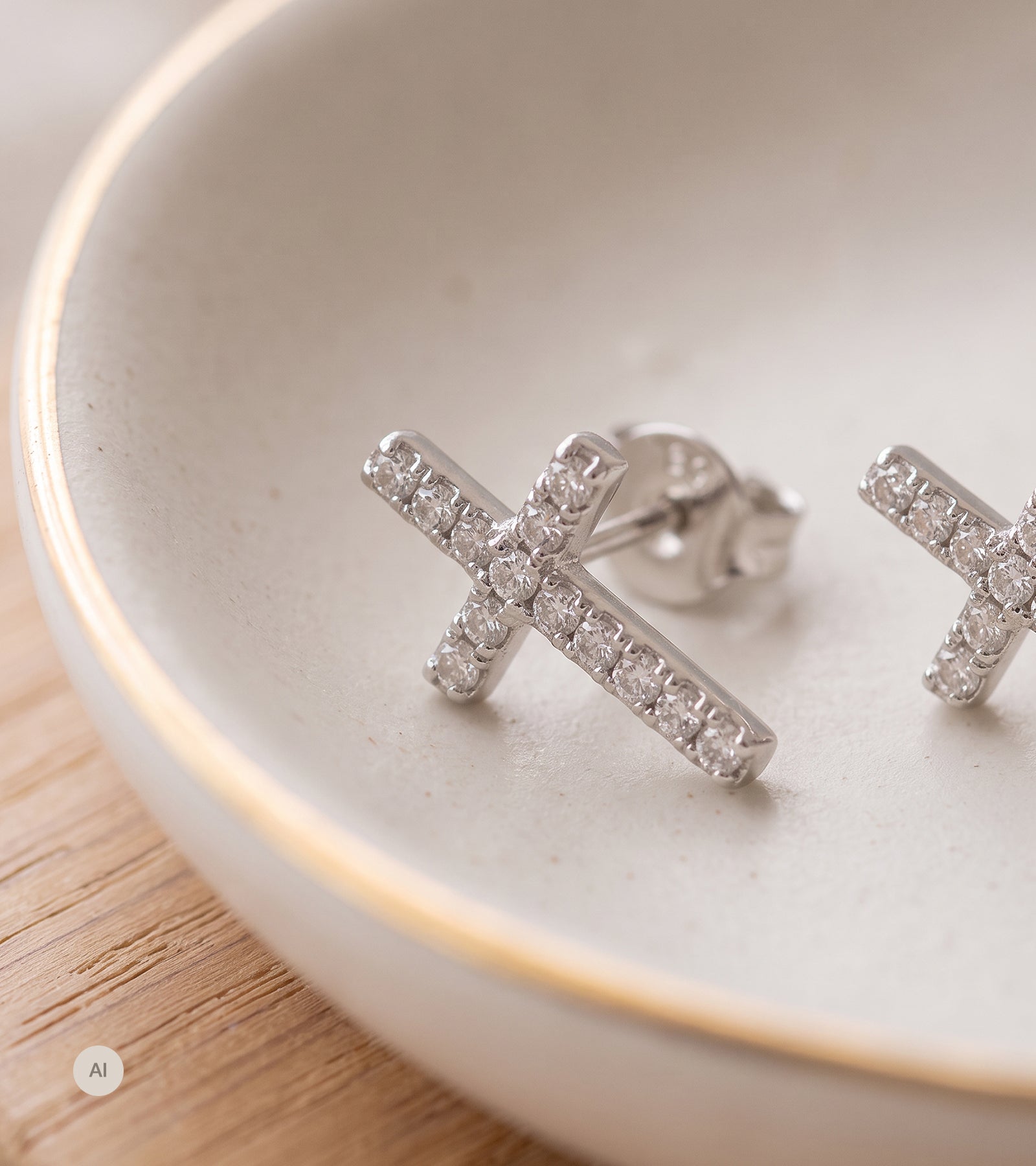 Ørestikker med kors i rhodineret sølv, 10x6 mm