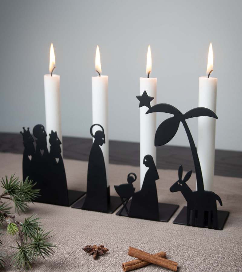 Adventsstage, julekrybbe i sort metal, kronelys