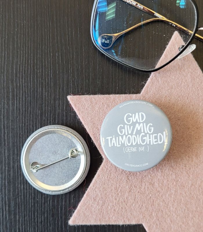 OnlyByGrace Badge Gud giv mig tålmodighed gerne nu billede