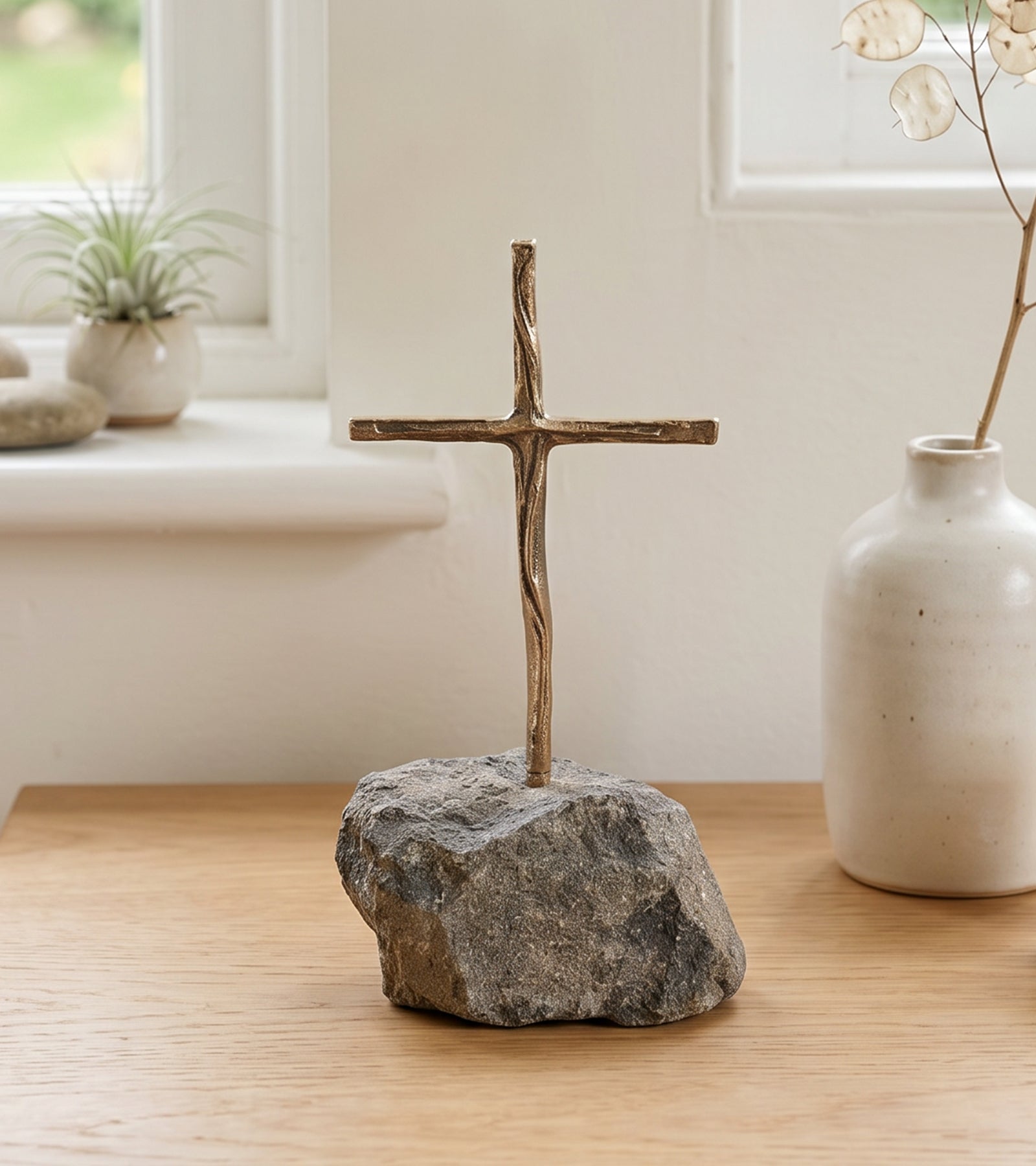 Bronzekors på lavasten, 16 cm