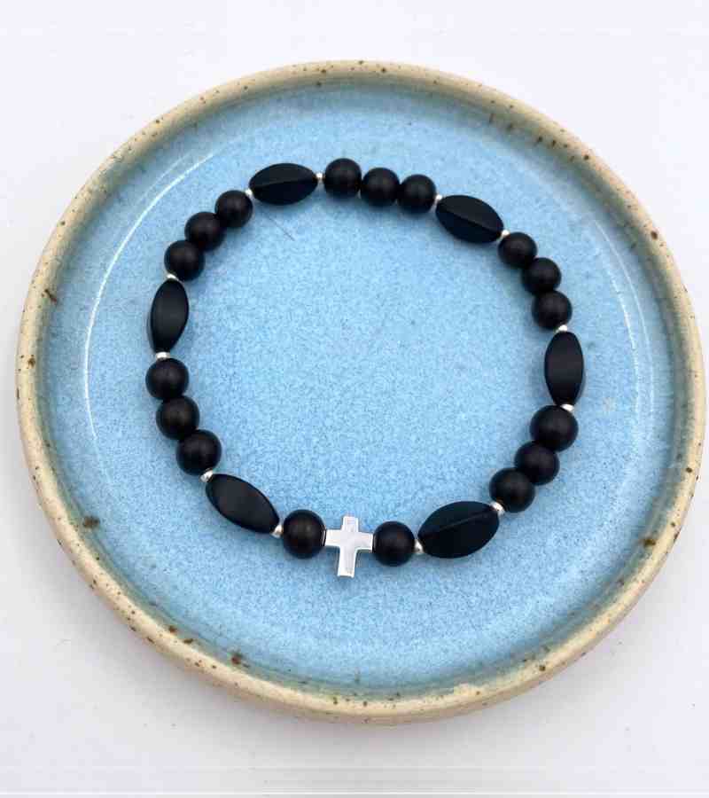 OnlyByGrace By Gabay Armbånd med træ og glas perler og kors