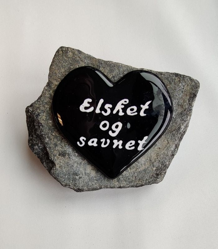 OnlyByGrace Gravsten med glashjerte sort Elsket og savnet