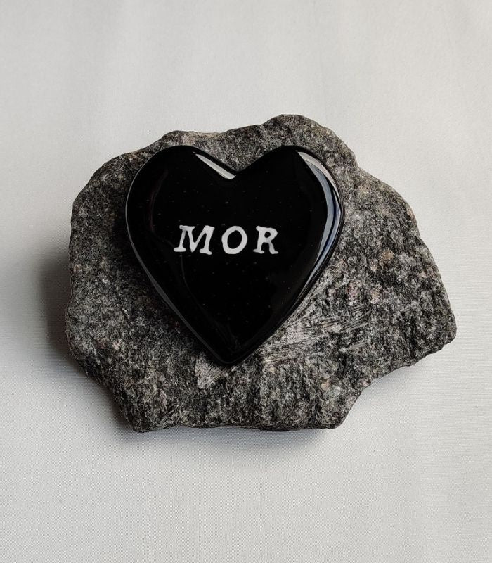 OnlyByGrace Gravsten med glashjerte sort MOR