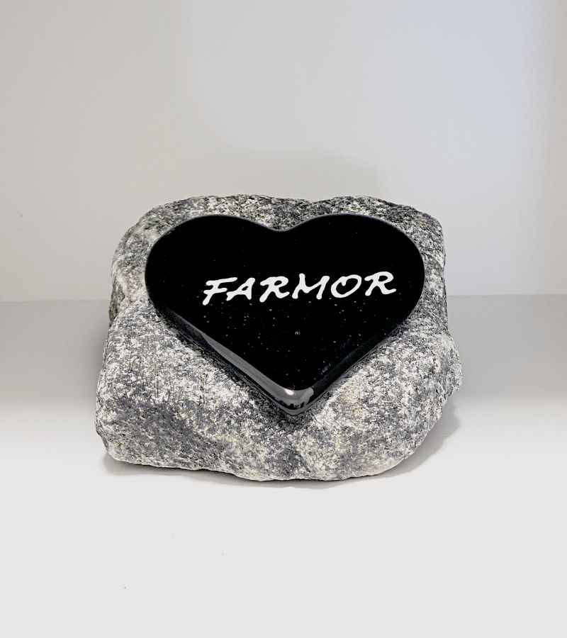 Farmor, svart glasshjerte på granittstein
