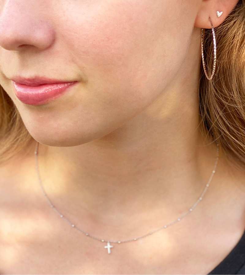 OnlyByGrace Kuglehalskaede med kors soelv