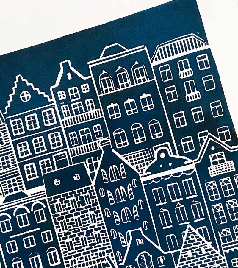 OnlyByGrace Linoleumstryk Plakat I Min Faders Hus Er Der Mange Boliger Mørkeblå