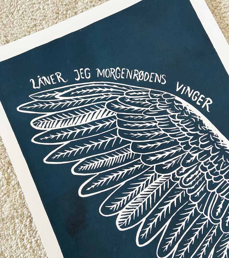 OnlyByGrace Morgenrødens vinger plakat mørkeblå