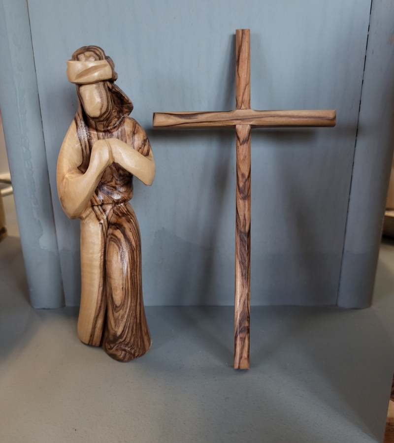 Jesus med korset, Oliventræ, 15 cm