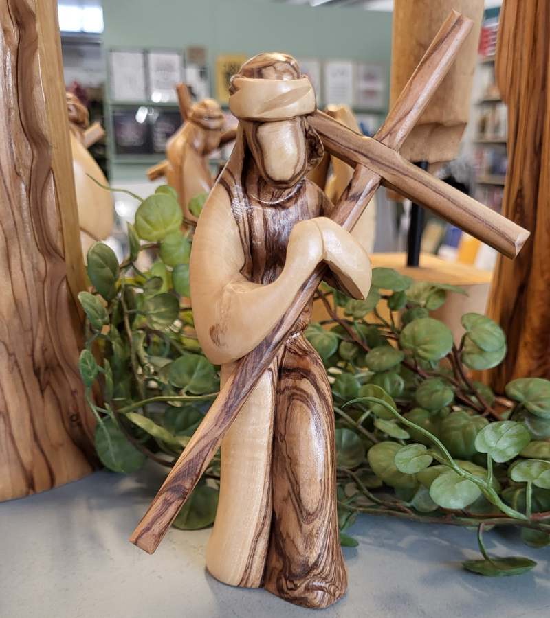 OnlyByGrace Skulptur Jesus med korset oliventræ