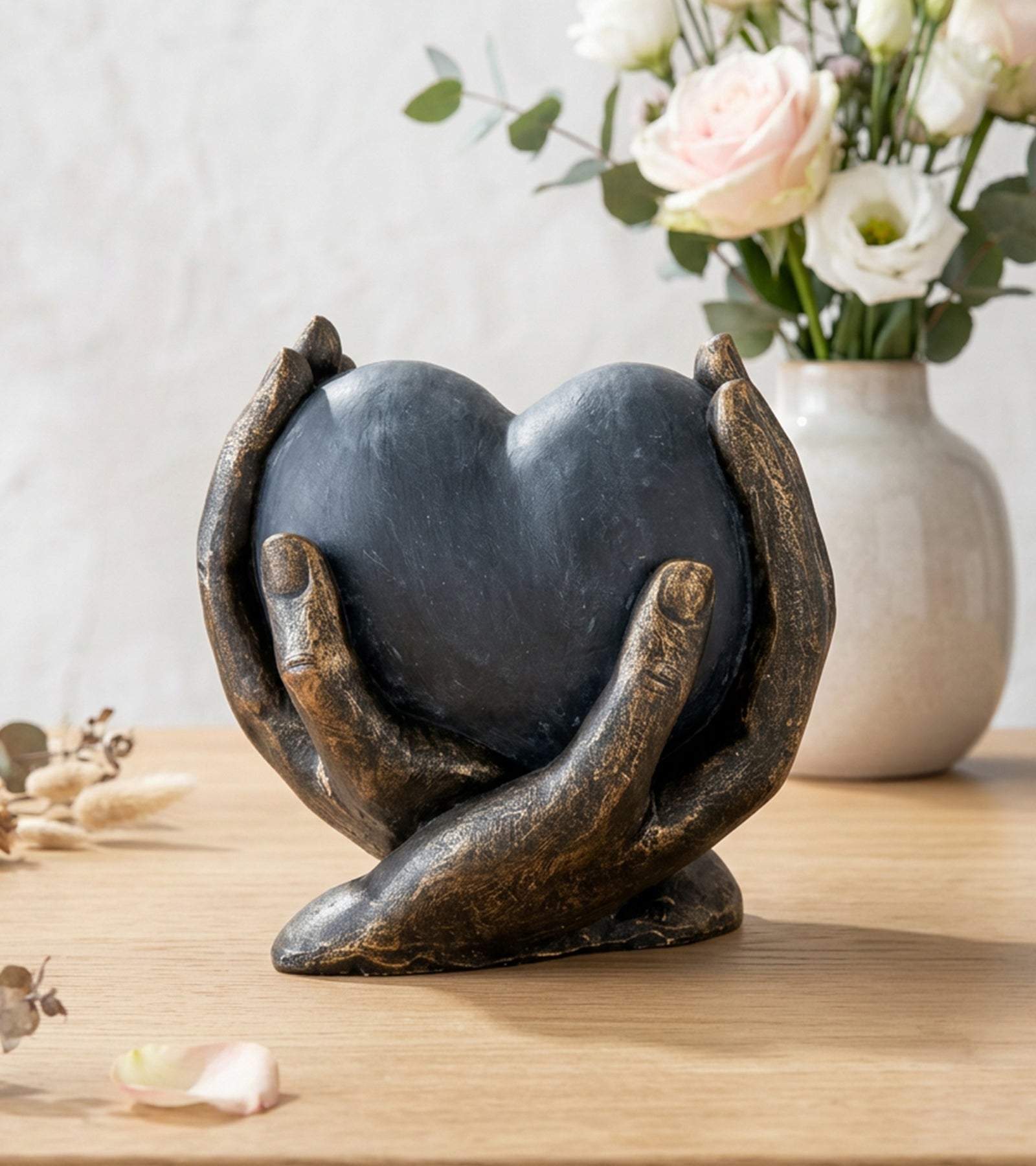 Skulptur: Hjerte i hender