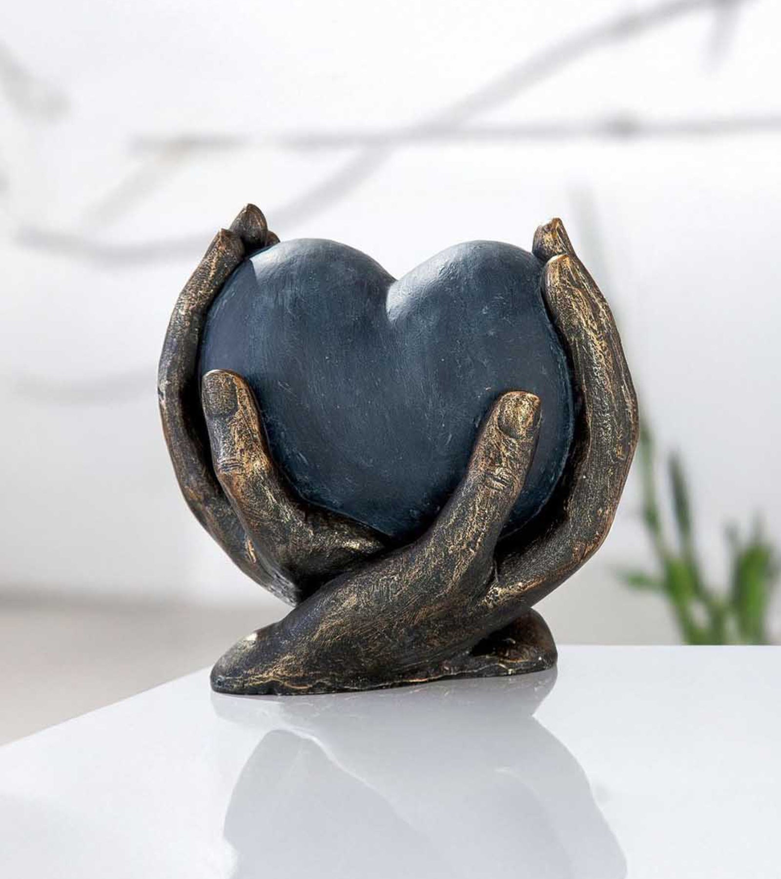 Skulptur: Hjerte i hænder