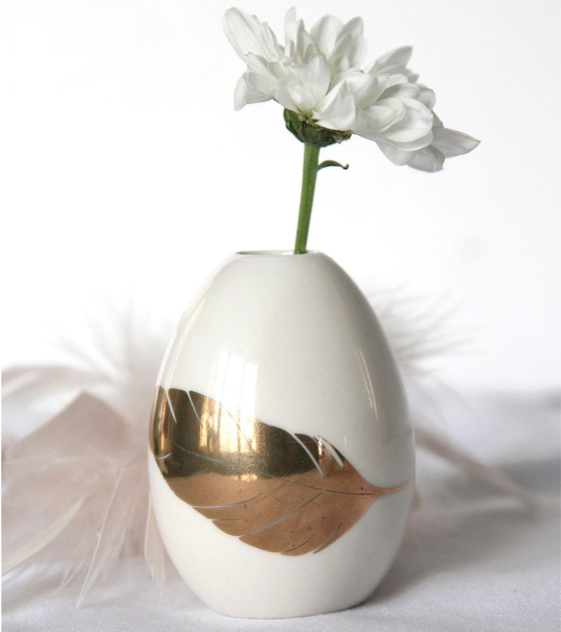 OnlyByGrace Vase med guld fjer detalje