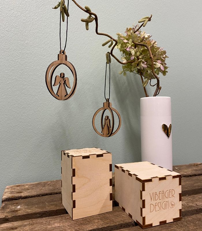 OnlyByGrace Vibeager design Julekugle med engel ophæng i æske EG