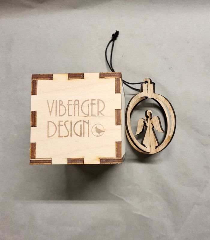 OnlyByGrace Vibeager design Julekugle med engel ophæng i æske EG