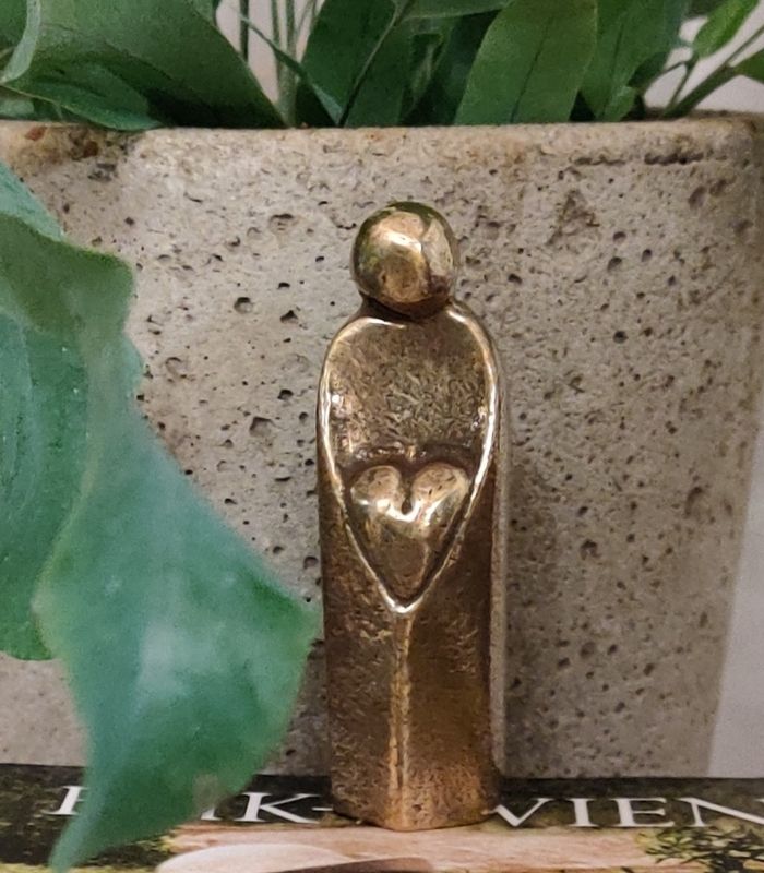 OnlyByGrace bronze figur menneske med hjerte1