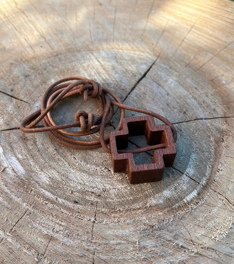 OnlyByGrace krammekors kors teak lædersnor