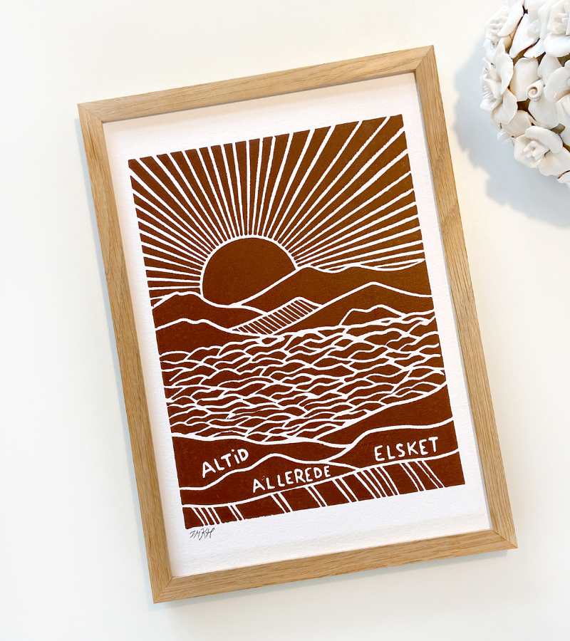 OnlyByGrace Linoleumstryk Altid Allerede Elsket A4 Plakat Brunokker
