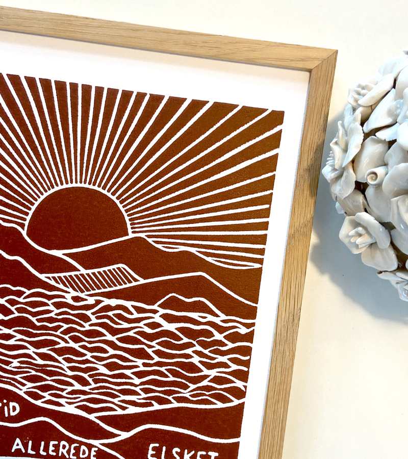 OnlyByGrace Linoleumstryk Altid Allerede Elsket A4 Plakat Brunokker