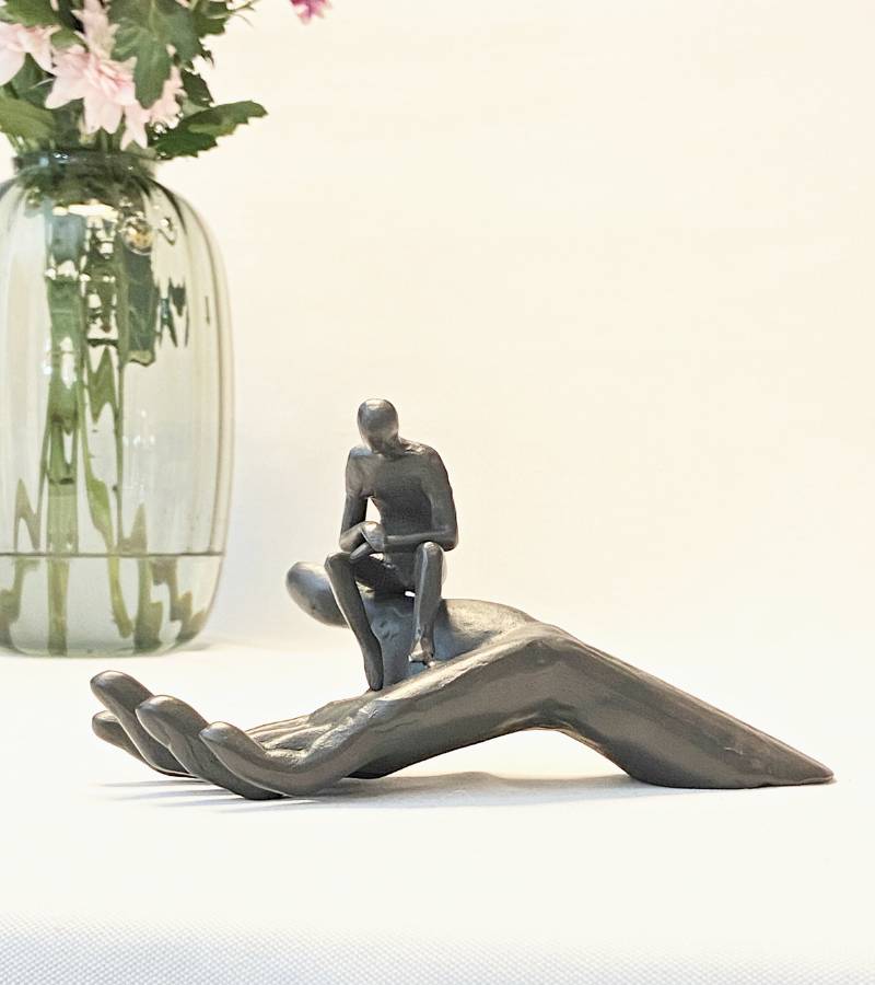 OnlyByGrace Skulptur Ledet På Vej Gilde