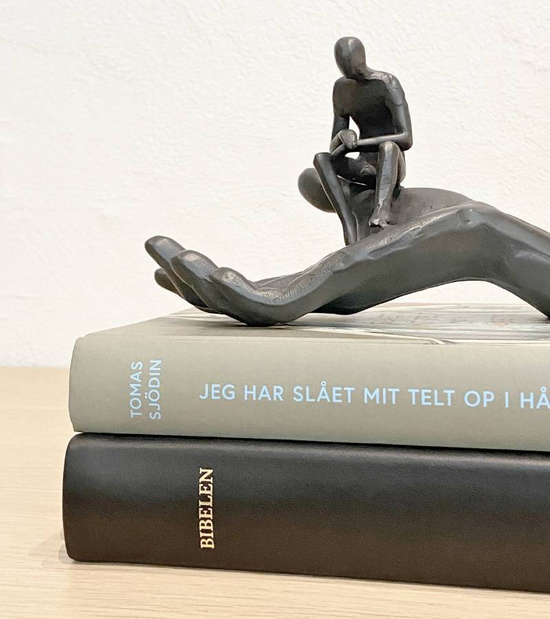 OnlyByGrace Skulptur Ledet På Vej Gilde