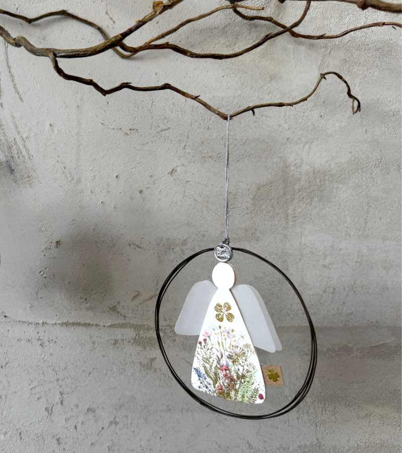 Ophæng Skytsengel med blomster OnlyByGrace