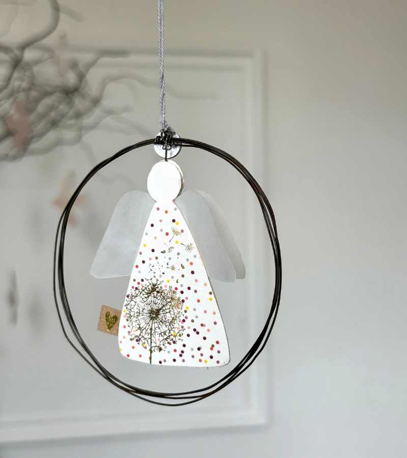 Ophæng Engel i krans med mælkebøtte OnlyByGrace