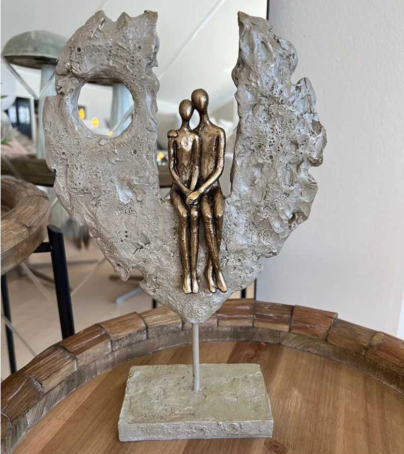 Par siddende i skulptur OnlyByGrace
