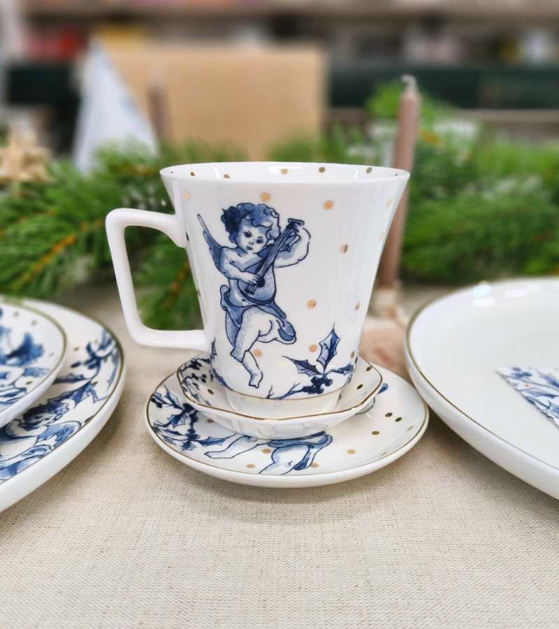 Te krus hvidt porcelæn med blå engle Onlybygrace