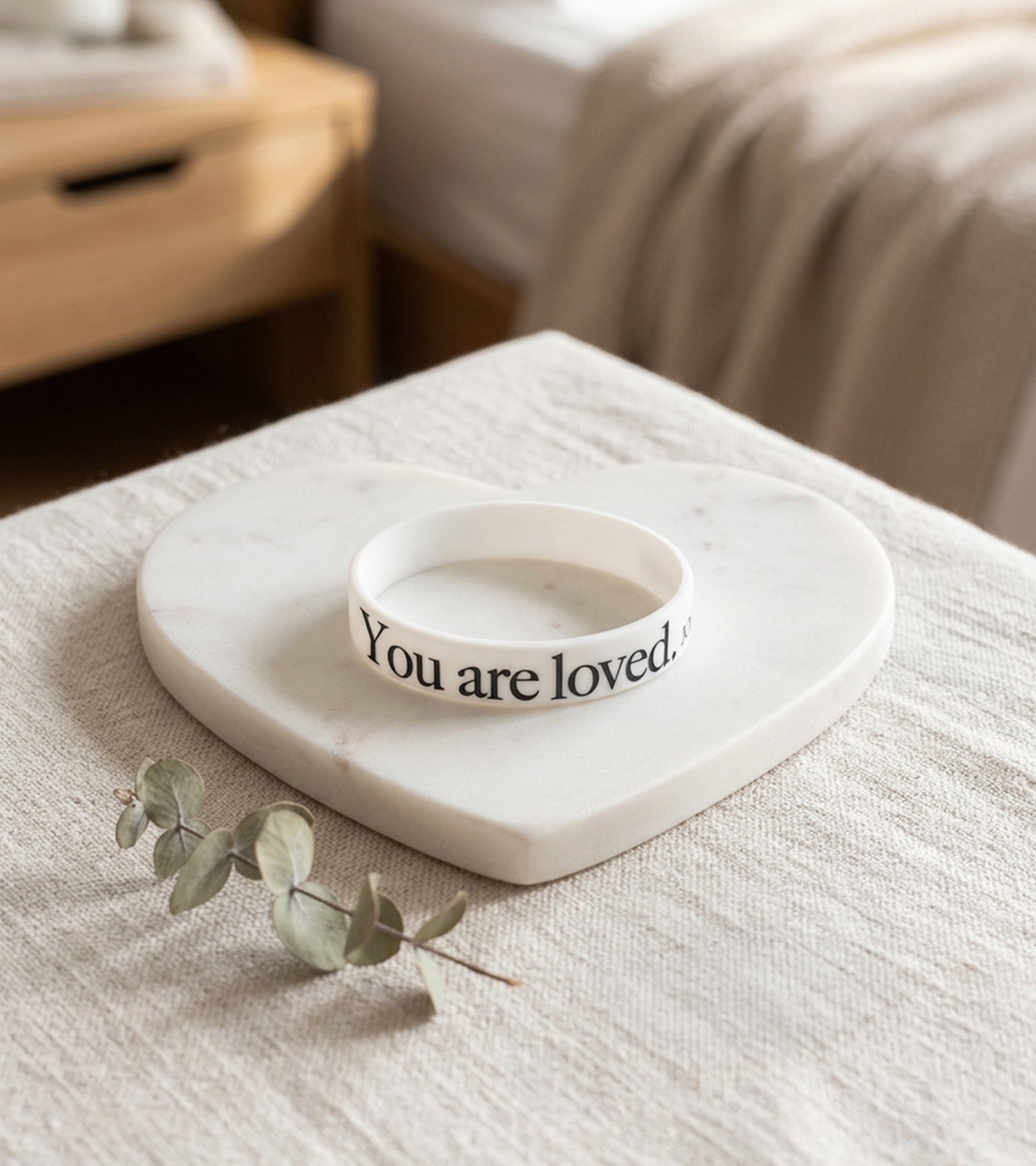 Silikonearmbånd: You Are Loved, hvit