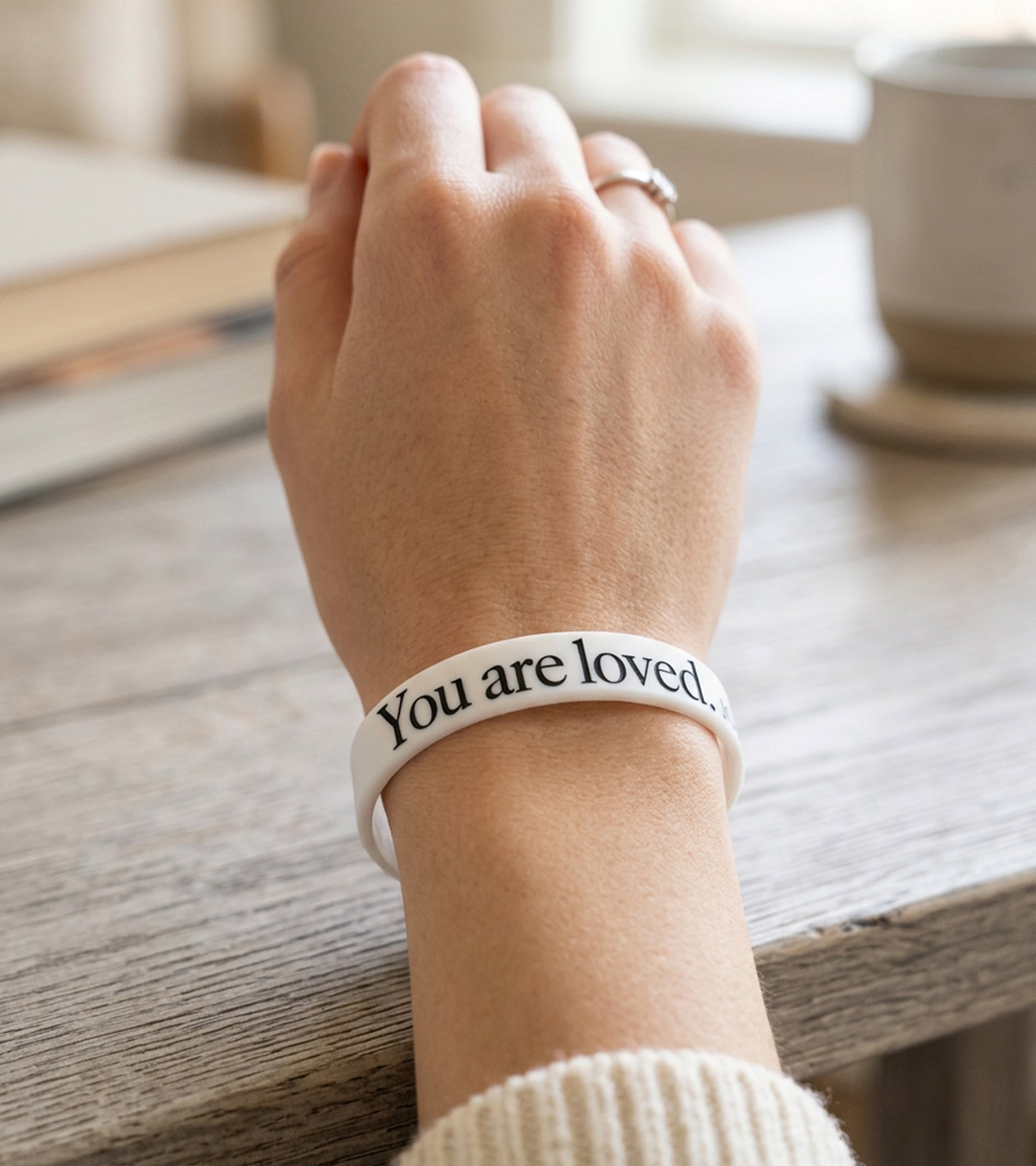 Silikonearmbånd: You Are Loved, hvit