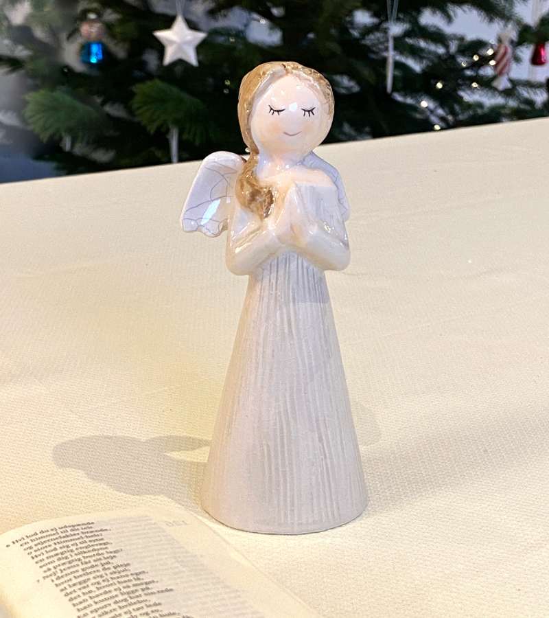 keramik engel foldede hænder OnlyByGrace