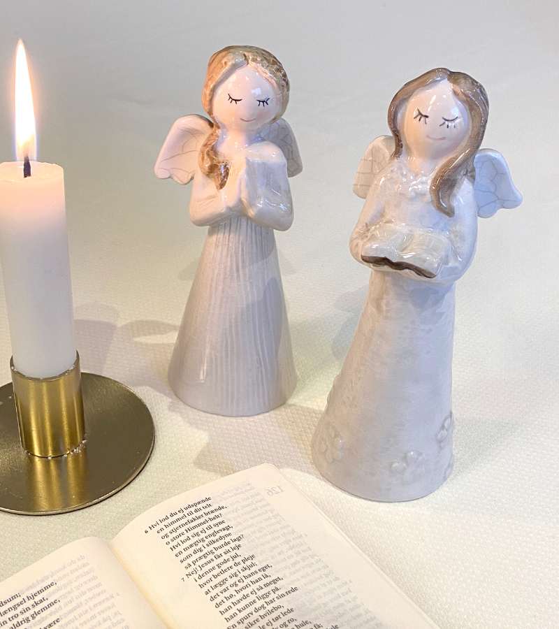 keramik engel foldede hænder OnlyByGrace