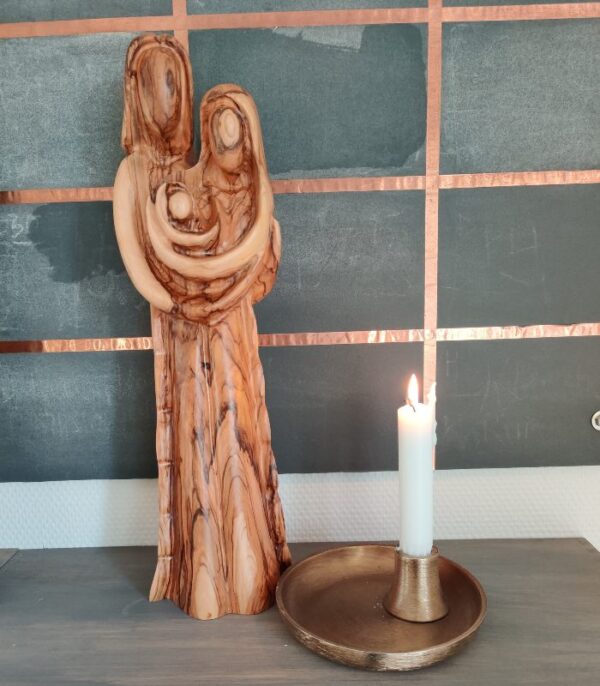 OnlyByGrace Skulptur julekrybbe Josef Maria og Jesus oliventræ