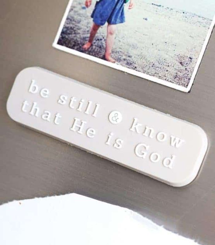 OnlyByGrace køleskabs magnet be still and know that he is god
