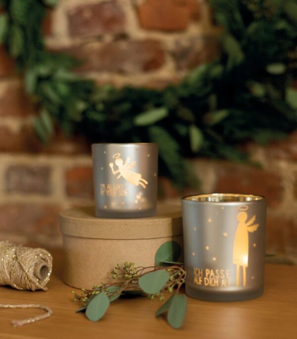 OnlyByGrace-Fyrfadsstage Hvid Med Engle Silhuet