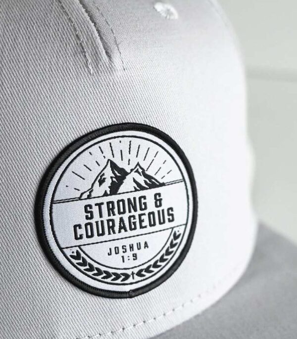 OnlyByGrace Cap Strong and courageous tæt