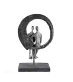 OnlyByGrace Skulptur Par i Kærligheds cirkel 30 cm bag